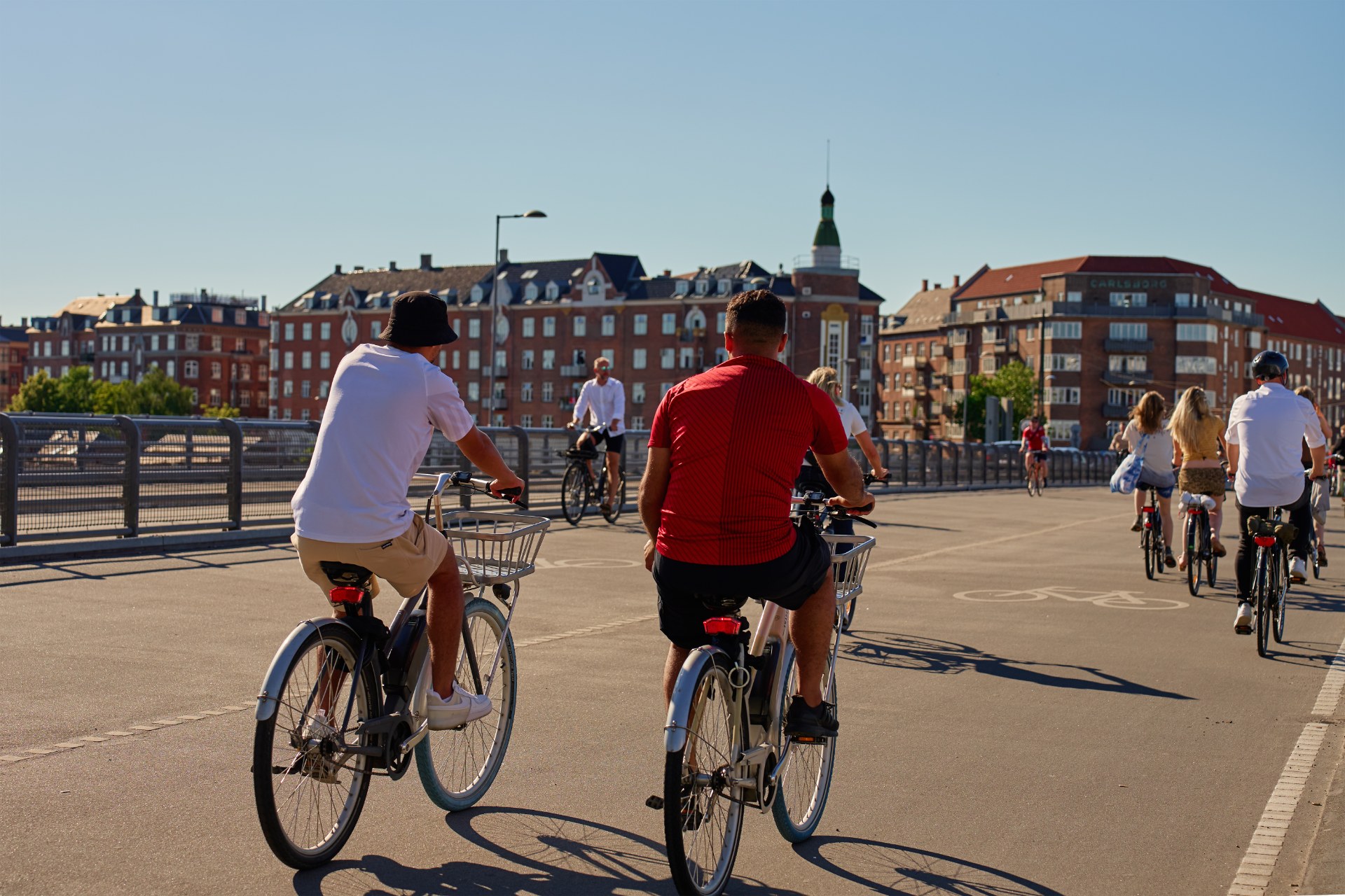 Jóvenes en bicicleta por una calle de Copenhague